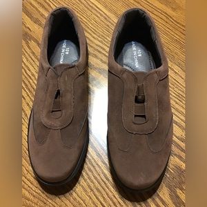 Women’s size 10 slip on shoes RE